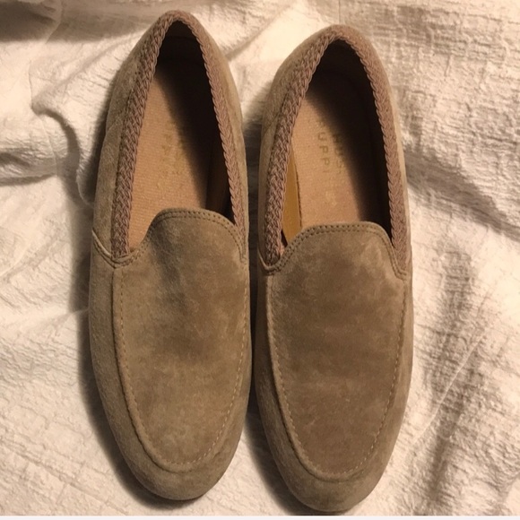 Hush Puppies Shoes - Hush Puppies Super light weight Flats.